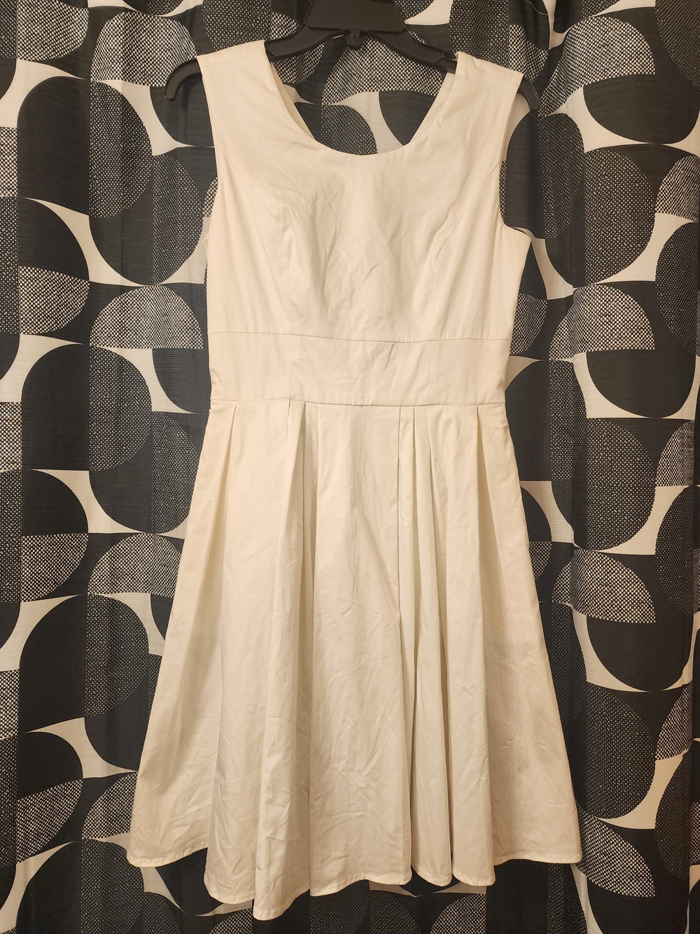Ellen Tracy Off White Sleeveless Pleated Midi Dress